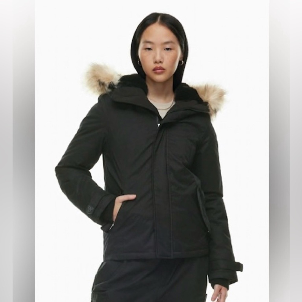 Aritzia TNA Summit Park Short Black with Fur Trim XXS